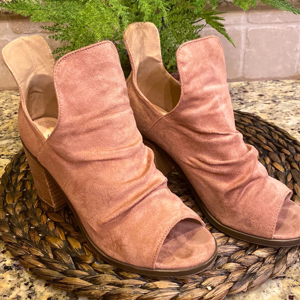 3 for $10 / CC Shoes Susana faux suede blush sandals